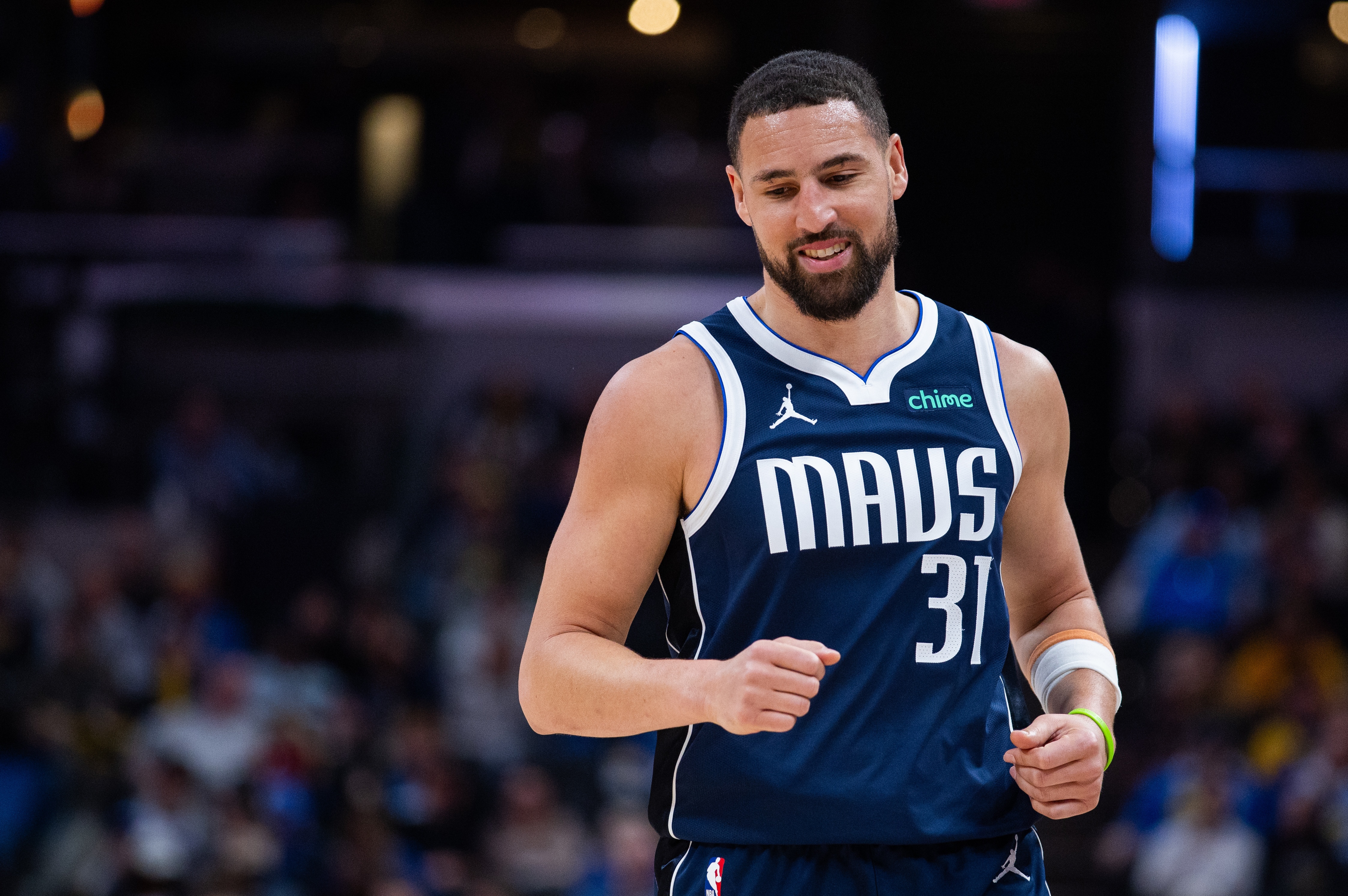 篮球比分-尽力局！克莱替补16中8&amp;三分11中5 得到21分1板1助2断