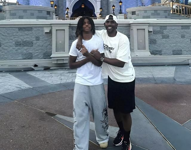 足球比分-保罗带一家过节，赚4亿退役，老婆身材火辣，不工作享受生活|克里斯·保罗|nba|女儿|度假|一家人_新浪体育_新浪新闻